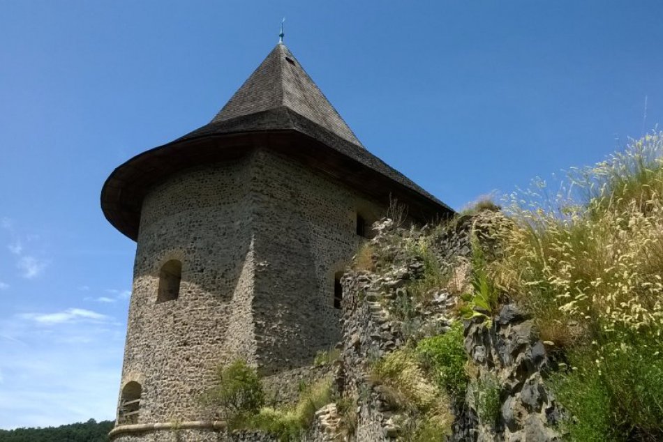 Ilustračný obrázok k článku FOTO: Turistický klenot na hranici. Hrad Šomoška láka stále viac návštevníkov