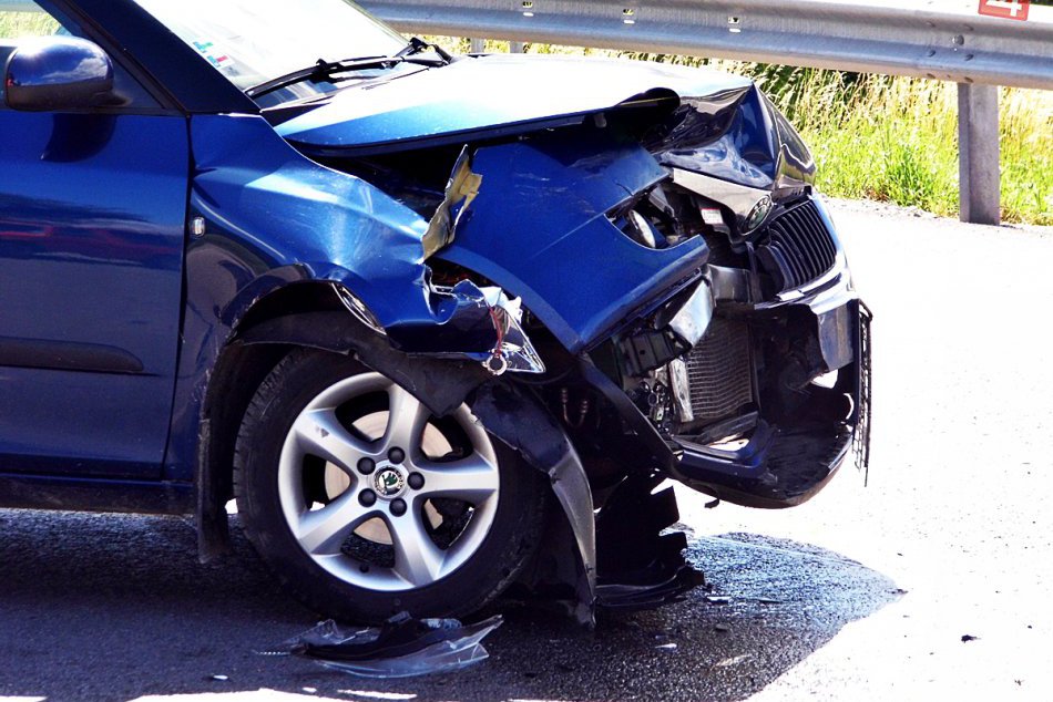 Ilustračný obrázok k článku Foto z miesta havárie: Dopravu na hlavnom rožňavskom ťahu spomalila zrážka