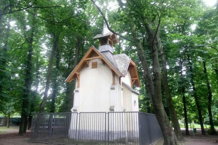 Ilustračný obrázok k článku Kaplnka v petržalskom Starom háji je oázou pokoja