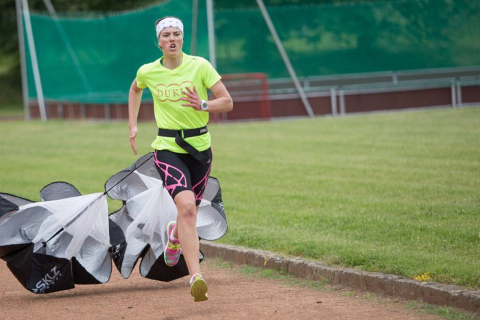 Ilustračný obrázok k článku Petra Vlhová už naplno zarezáva v príprave: Ako oslávila sladkých 21?