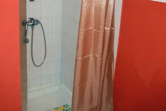 Ilustračný obrázok k článku Cítil sa ako doma: Muž sa najedol, osprchoval a obslúžil u cudzích!