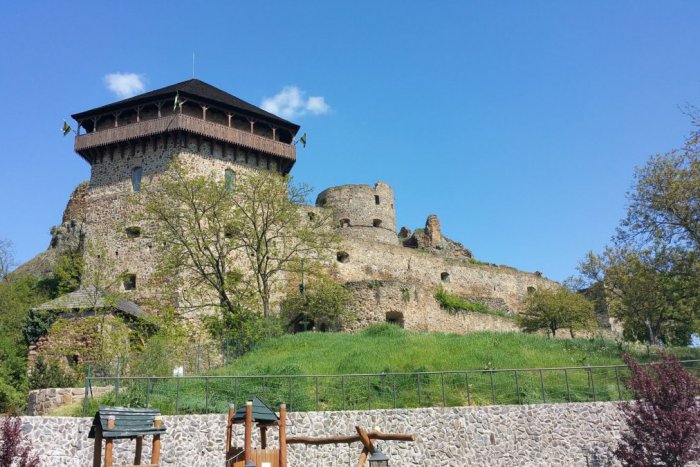 Ilustračný obrázok k článku Fiľakovský hrad opäť ovládnu Turci, vzduchom budú svišťať šípy lukostrelcov