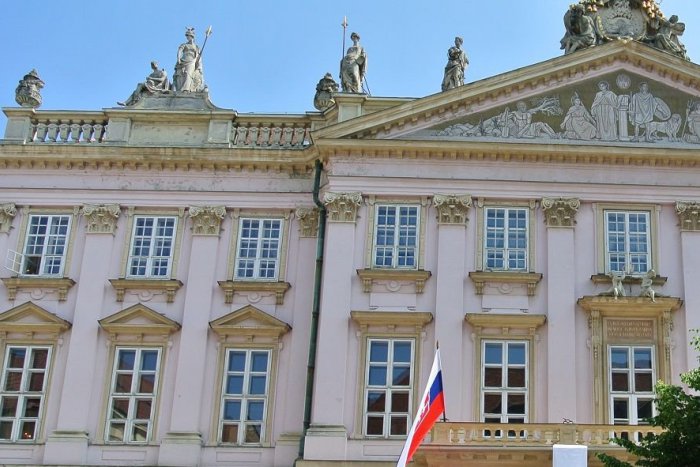 Ilustračný obrázok k článku Sochy na Primaciálnom paláci sú v zlom stave