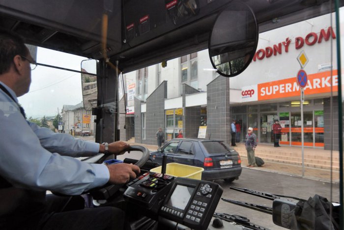 Ilustračný obrázok k článku Zapchávate deťom v autobuse uši? Vodiči by mali vážiť slová