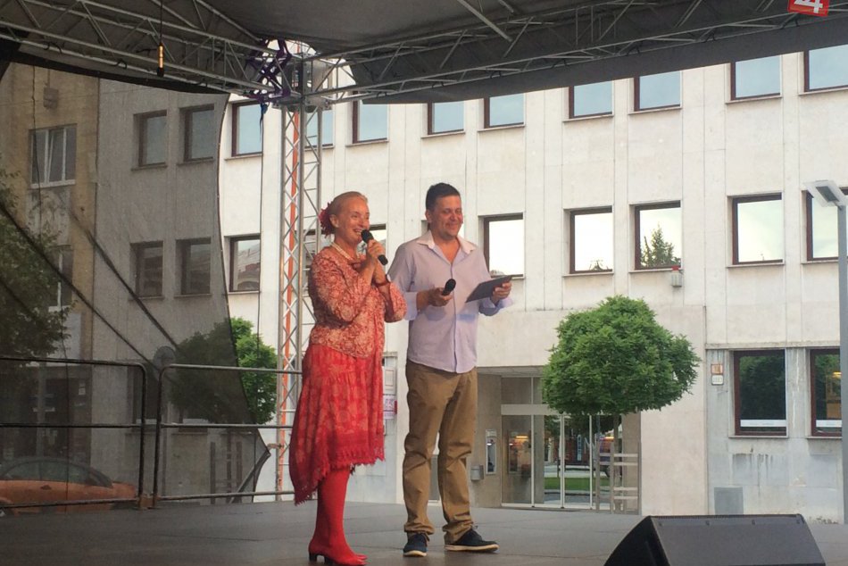 Ilustračný obrázok k článku VIDEO a FOTO: Herečka Pavlíková na zvolenskom námestí zahviezdila s pesničkou z Podpoľania