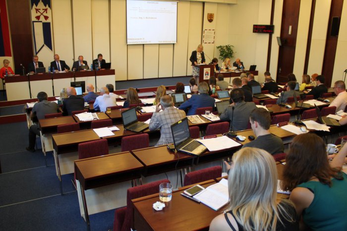 Ilustračný obrázok k článku Mesto vyhlásilo súťaž na odpredaj tenisového areálu: Chce halu a ďalšie kurty