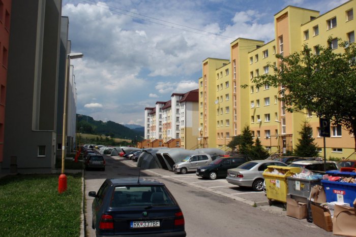 Ilustračný obrázok k článku Mladý ružomberčan (21) sa o polnoci zabával prevracaním smetiakov medzi panelákmi