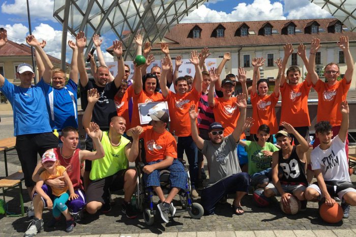 Ilustračný obrázok k článku Streetbalisti v Brezne bojovali pre Mirka. Dočkal sa krásneho gesta