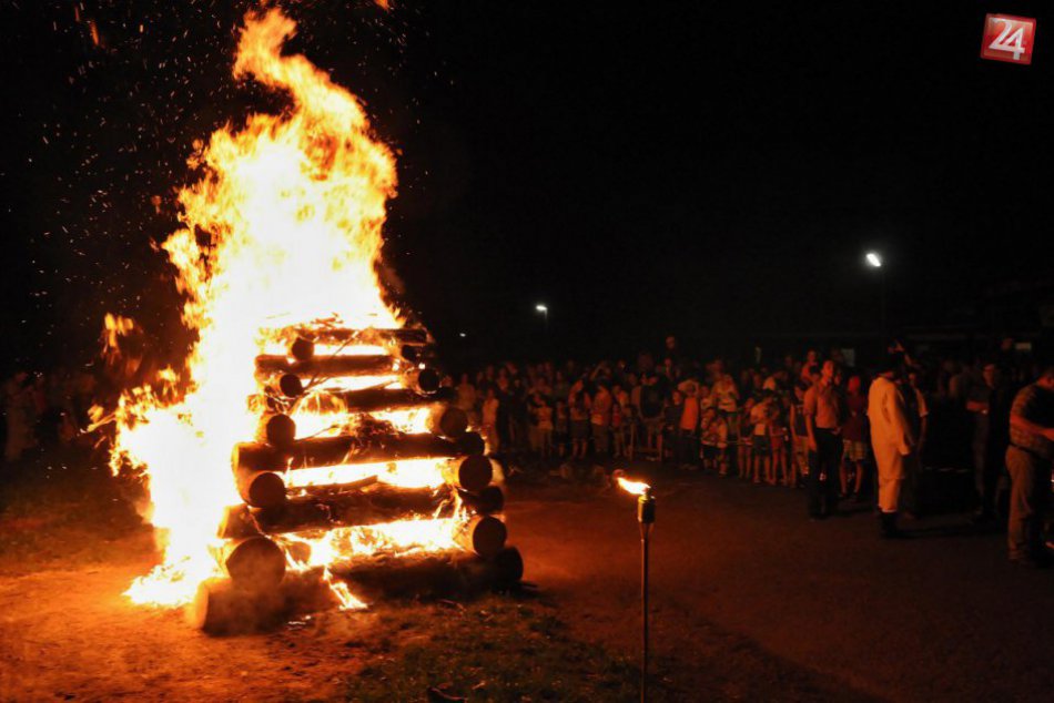 Ilustračný obrázok k článku Veterány, vatra aj známa speváčka. Sliač zažije veľké oslavy a je sa na čo tešiť