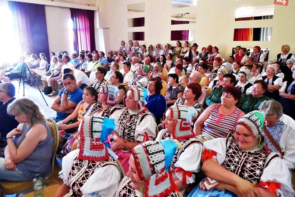 Ilustračný obrázok k článku Radnica plná folkloristov: Večer spevu, tanca a zábavy na fotkách