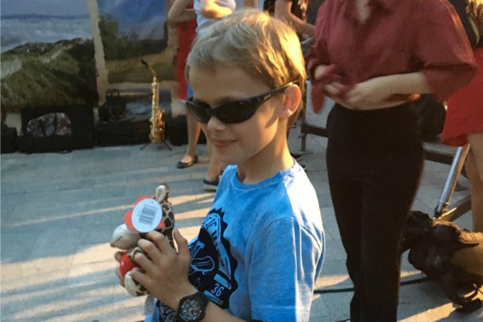 Ilustračný obrázok k článku VIDEO a FOTO: Mladý Zvolenčan pobláznil námestie: Dočkal sa aj plyšáka od fanynky