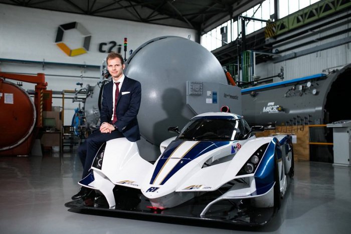 Ilustračný obrázok k článku Uhlíkové vlákna zo Slovenska lietajú v Boeingoch a dobyli aj veľký svet F1