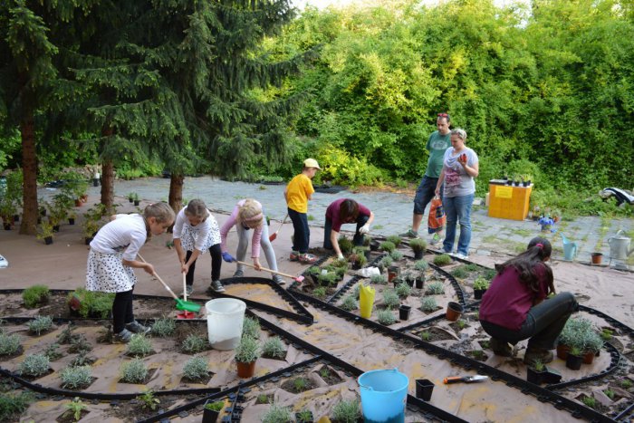 Ilustračný obrázok k článku Môžete žiadať o dotáciu: Zveľaďte si svoje predzáhradky pred bytovkami