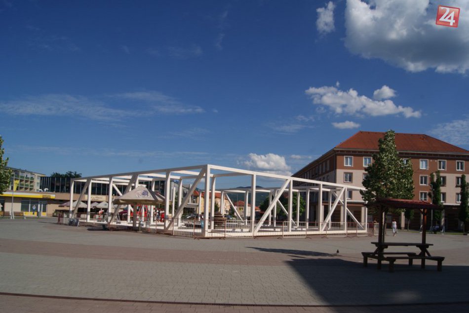 Ilustračný obrázok k článku Na žiarskom námestí sa maká, pavilón naberá kontúry: Kedy bude hotový? FOTO