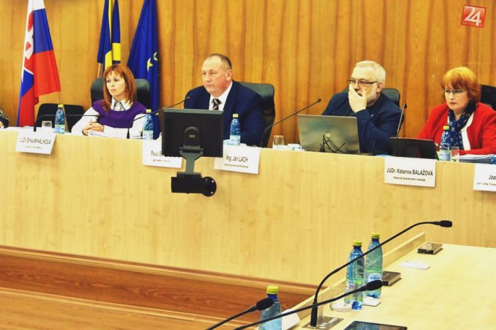 Ilustračný obrázok k článku Patová situácia v rožnavskom parlamente: Rázny odchod štyroch poslancov, rokovanie ukončené!