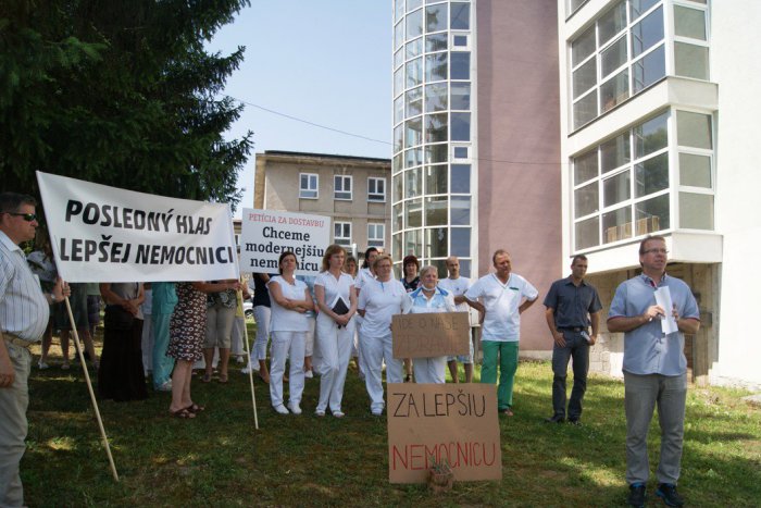 Ilustračný obrázok k článku Boj o žiarsky pavilón graduje: Petičiari vyrazili do ulíc, FOTO + VIDEO