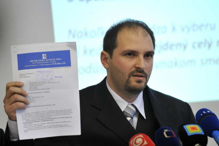 Ilustračný obrázok k článku Poslanec Polaček vyzval Rašiho: Odstúpte od zmluvy s EEI!