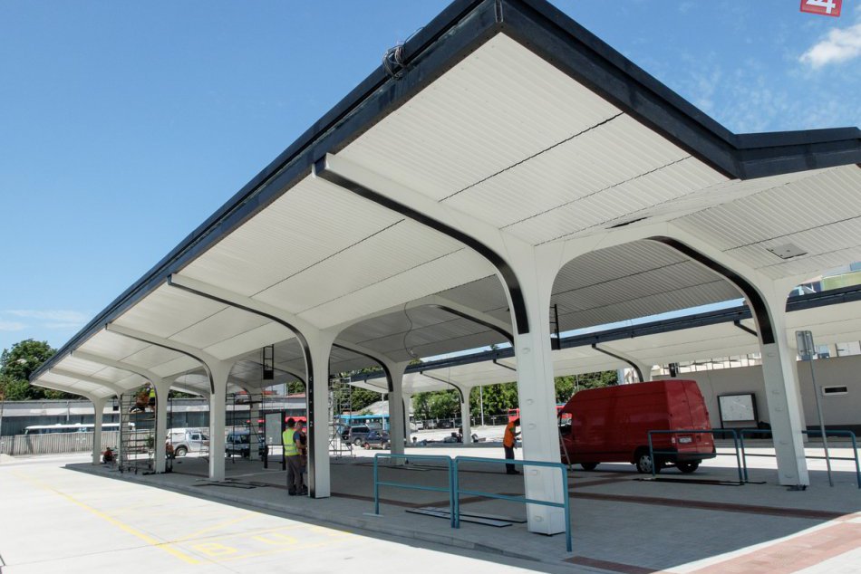 Ilustračný obrázok k článku FOTO: Práce na autobusovej stanici pokračujú, prvé prístrešky sú takmer hotové