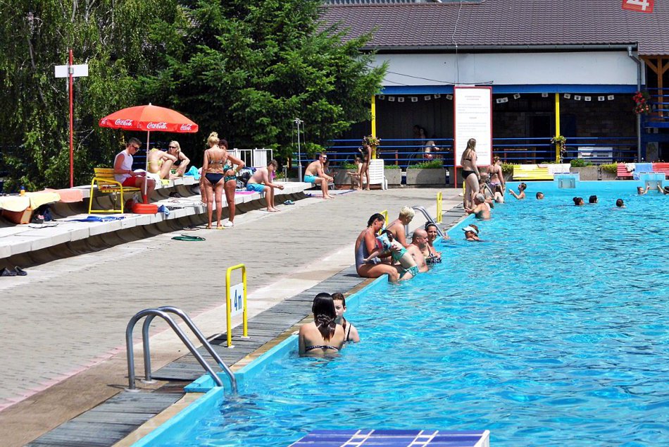 Ilustračný obrázok k článku Prvý deň na kúpalisku v Rožňave: Pozrite si momenty na FOTKÁCH A VIDEU