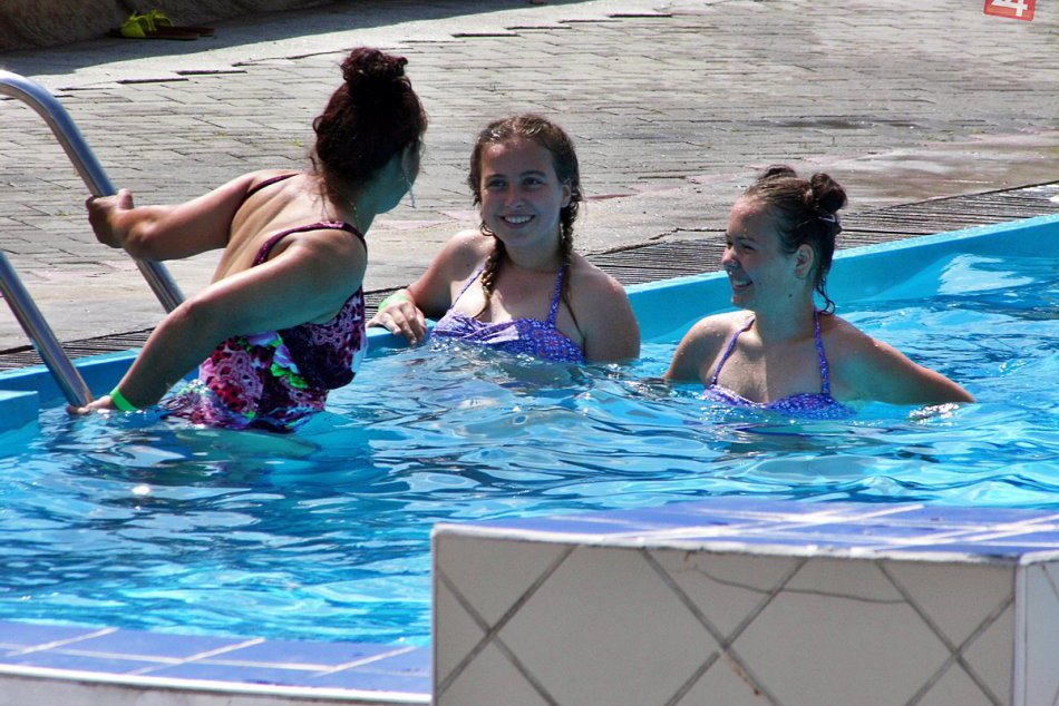 Ilustračný obrázok k článku Aquapark pri Rapovciach sa teší návštevníkom. Láka živou hudbou aj večerným kúpaním