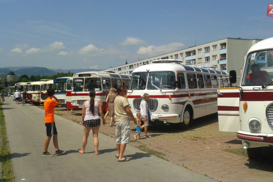 Ilustračný obrázok k článku FOTO a VIDEO: Krásne retro v uliciach mesta. Do Bystrice zavítali historické autobusy