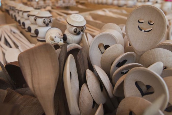 Ilustračný obrázok k článku Z KAŽDÉHO KÚTA: Obnova jarmoku, výprask pre opozíciu i fanúšikov