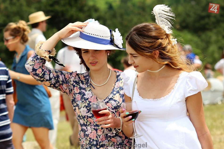 Ilustračný obrázok k článku Obľúbený piknik pri Dražovskom kostolíku aj tento rok: Blížia sa Raňajky v tráve