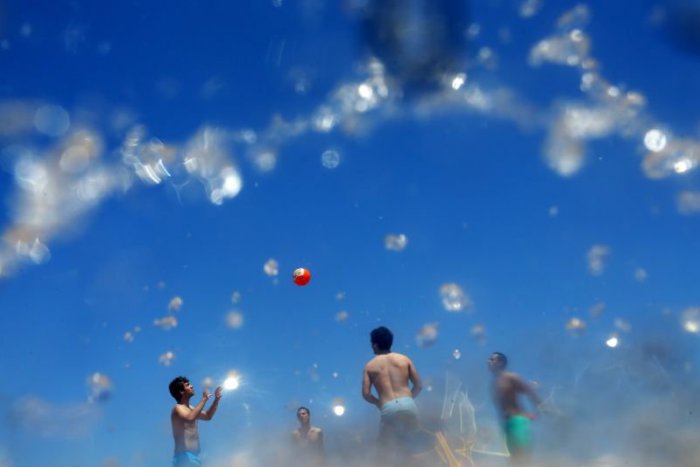 Ilustračný obrázok k článku RANNÁ ŠTVORKA: Úvod týždňa sa rozprší, zahrajú však plážoví chlapci