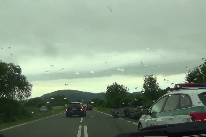 Ilustračný obrázok k článku Fotky priamo z miesta: Pri Humennom skončilo auto na streche