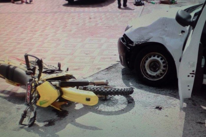 Ilustračný obrázok k článku Zrážka motorkára (25) s dáciou: Čo sa vlastne stalo?