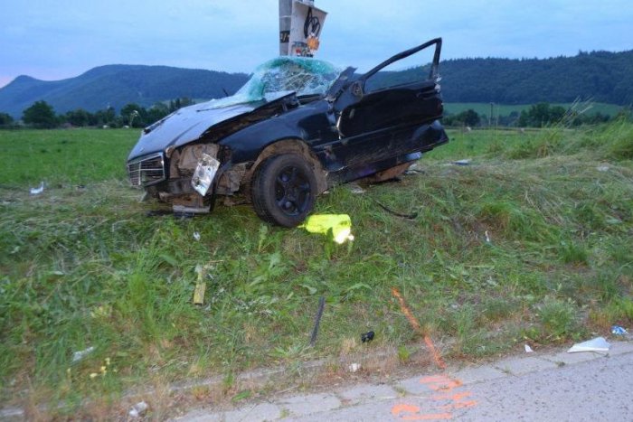 Ilustračný obrázok k článku Zábery z miesta tragickej nehody. V Ľupči vyhasli životy dvoch mladíkov!