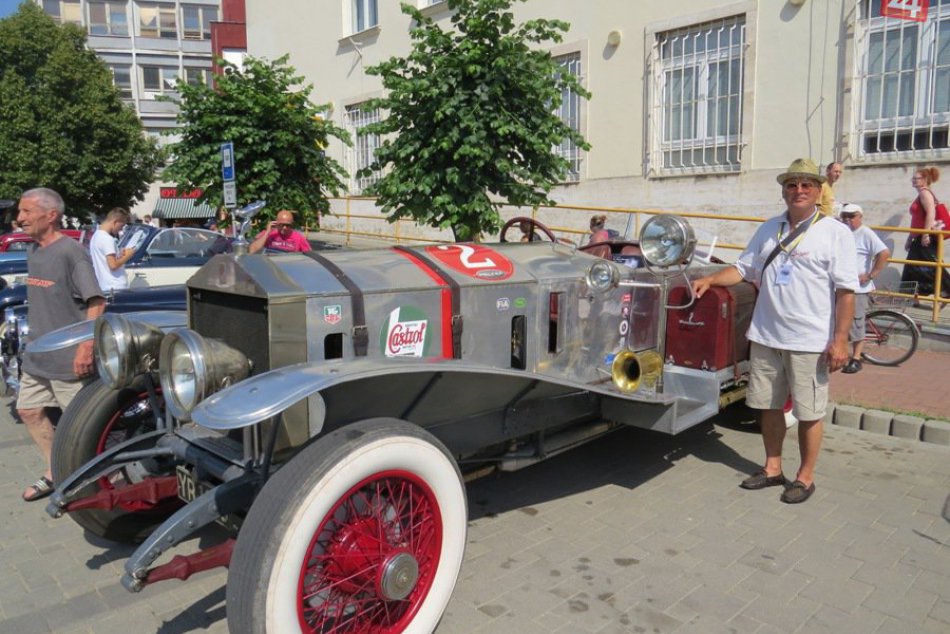 Ilustračný obrázok k článku V Michalovciach strhlo pozornosť parádne auto: Rolls-Royce, ktorý vlastnil vynálezca farebného televízora!