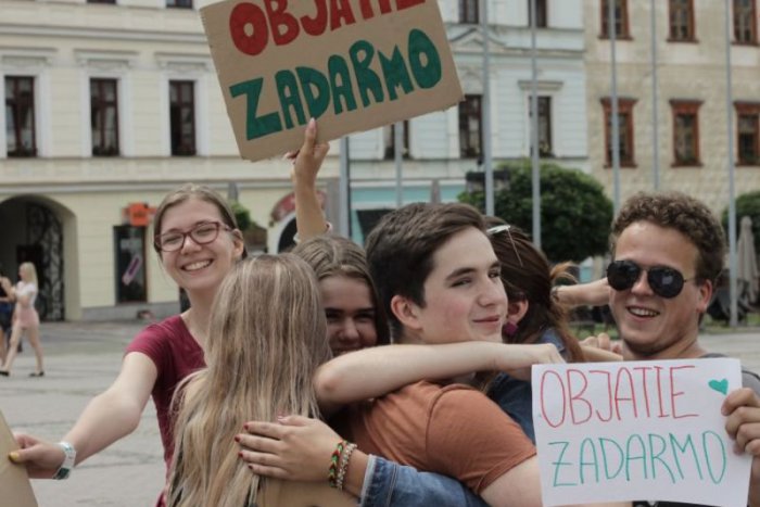 Ilustračný obrázok k článku FOTO: Deň objatí. Slovensko ponúklo svoju náruč