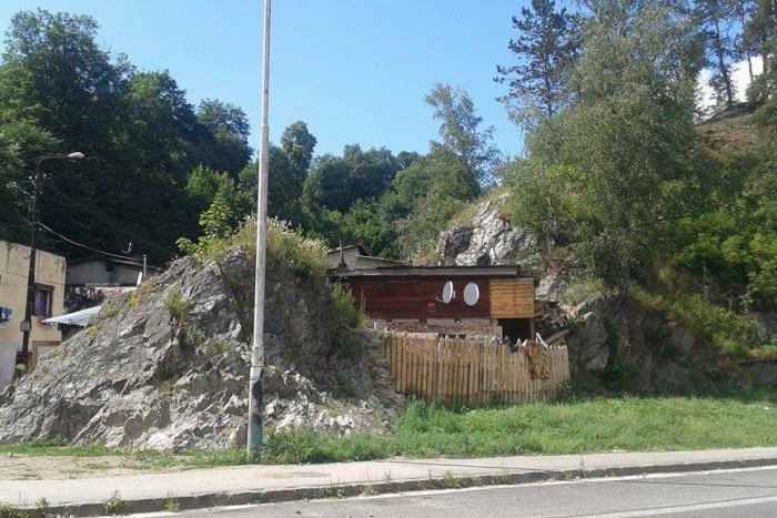 Ilustračný obrázok k článku Tŕň v oku mnohých Brezňanov. Ako miznú čierne stavby z mapy mesta?