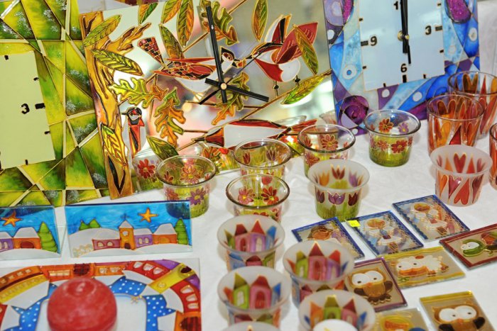 Ilustračný obrázok k článku V galérii Nova sedí v okne šamotová Bába