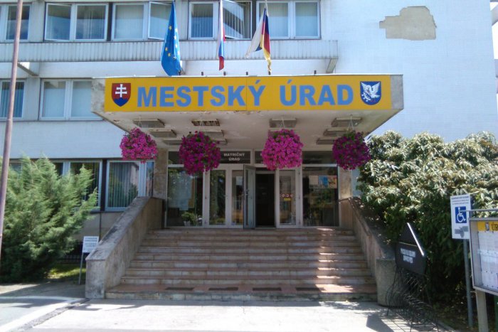 Ilustračný obrázok k článku Čakajú vás vybavovačky na úrade? Radní v Lučenci menia úradné hodiny