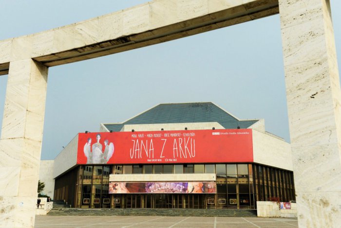 Ilustračný obrázok k článku Dočasne tadiaľ chodci nebudú môcť prejsť: Začala rekonštrukcia okolia budovy DJZ