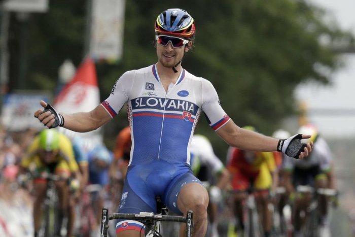 Ilustračný obrázok k článku Páčila by sa? Saganovi má sochu postaviť autor pamätníka s kosákom a kladivom