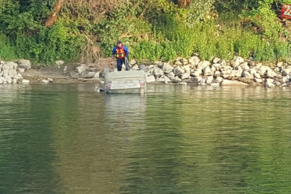 Ilustračný obrázok k článku Autentické zábery zo zásahu: Osobné auto skončilo vo Váhu!