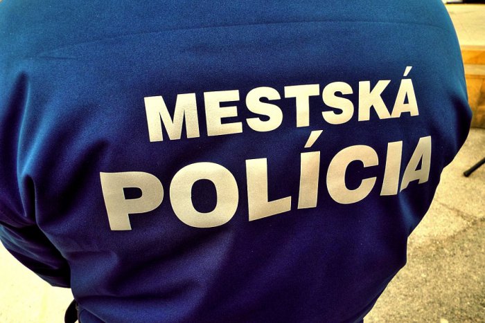 Ilustračný obrázok k článku Z denníka policajtov: Muž chcel skočiť z okna a nákupný košík v kufri auta