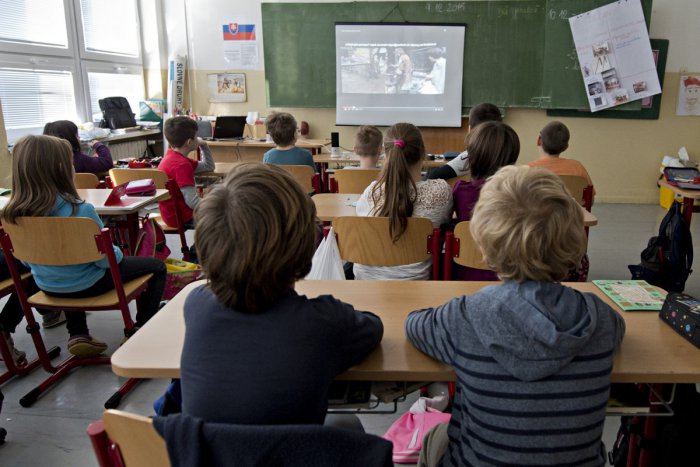 Ilustračný obrázok k článku Karlova Ves opraví školy aj školský bazén