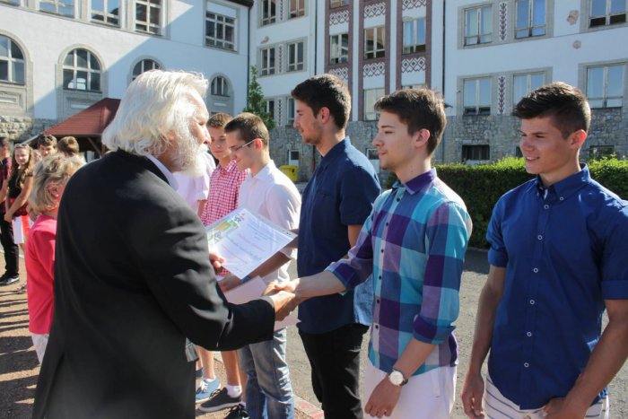 Ilustračný obrázok k článku FOTO: Koniec roka na mikulášskom gympli: Študenti prezradili plány na leto