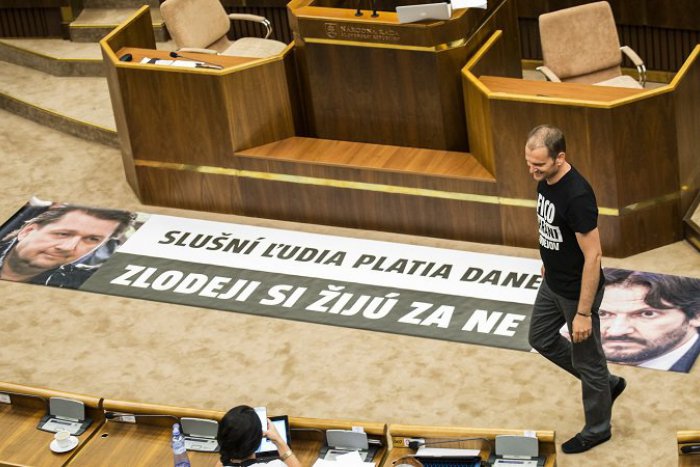 Ilustračný obrázok k článku Odvolávanie Roberta Kaliňáka: Pre Matovičov transparent schôdzu prerušili na neurčito