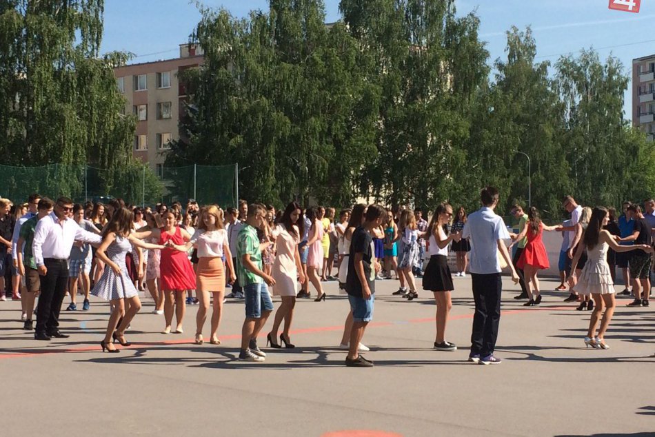 Ilustračný obrázok k článku VIDEO: Veľkolepá rozlúčka deviatakov na zvolenskej základke. Odchádzali s tancom