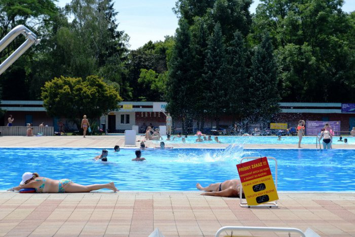 Ilustračný obrázok k článku Sezóna kúpania je v plnom prúde. VIDEO, ako to vyzerá na nitrianskom kúpalisku
