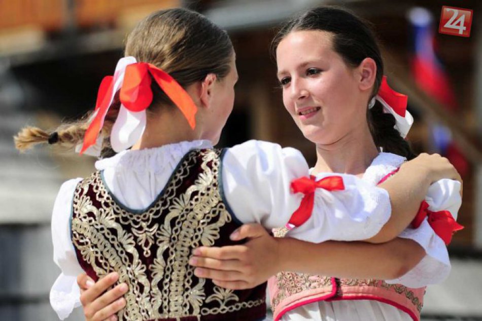 Ilustračný obrázok k článku Folklórny súbor Zobor má 60-tku: Výročie oslávili na domácej pôde
