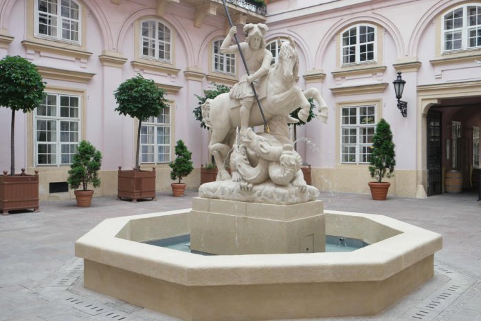 Ilustračný obrázok k článku Fontána so súsoším sv. Juraja s drakom je zreštaurovaná