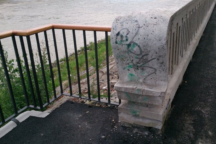 Ilustračný obrázok k článku OBRAZOM: Vandalizmus neobišiel ani Dunajskú promenádu