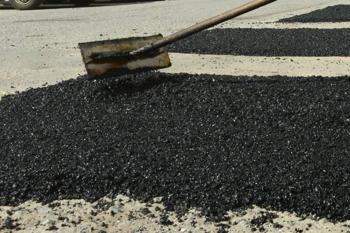 Ilustračný obrázok k článku FOTO: Mesto vyhlásilo boj výtlkom. V Lučenci už začali s ich opravami