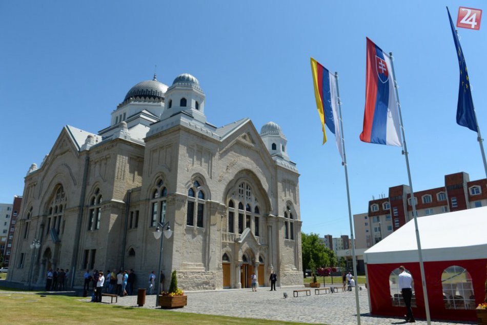 Ilustračný obrázok k článku HLASUJTE: Je podľa vás dôstojné, ak sa mestský ples koná v lučeneckej Synagóge?